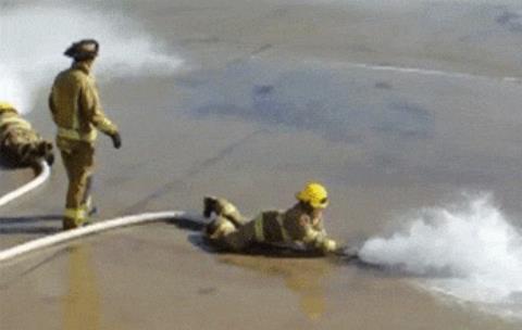 舜网 帅不过三秒的名场面，看一次笑一次，兄弟出场过于嚣张，下辈子千万别失误了