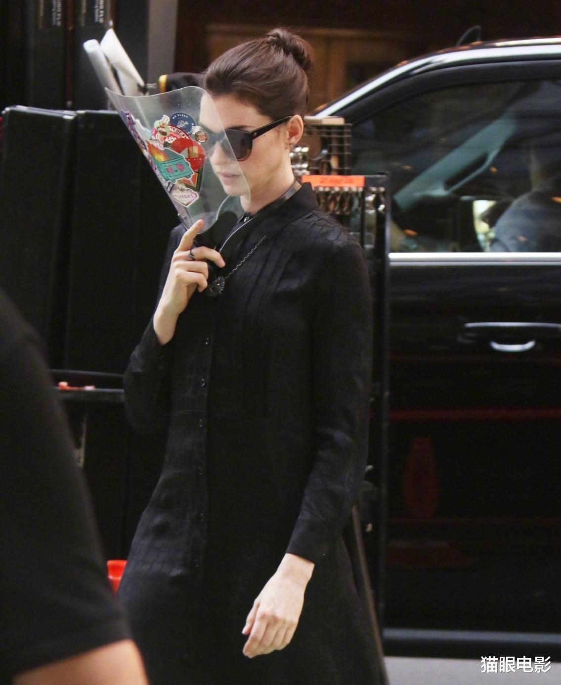 安妮·海瑟薇|38岁安妮海瑟薇亮相片场，身材纤细体态美，网友：还是公主一样