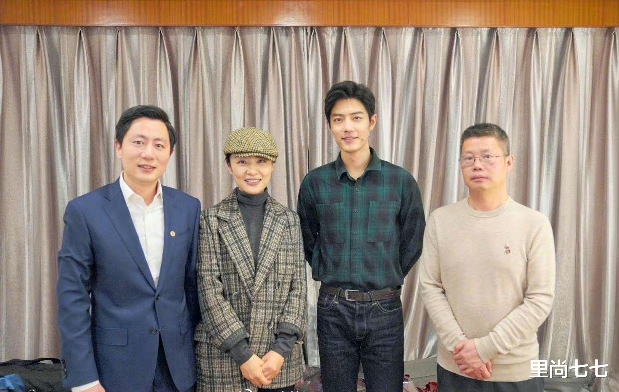 穿衣搭配|周涛“升官”后首露面,穿英伦风大变样,同框许晴不输美貌赢气质