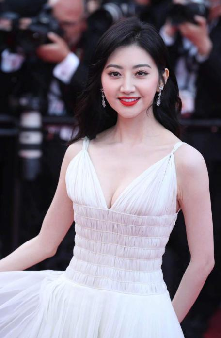 景甜|景甜到底有多撩人？穿薄薄的裙子像层纱，看得人心脏怦怦跳