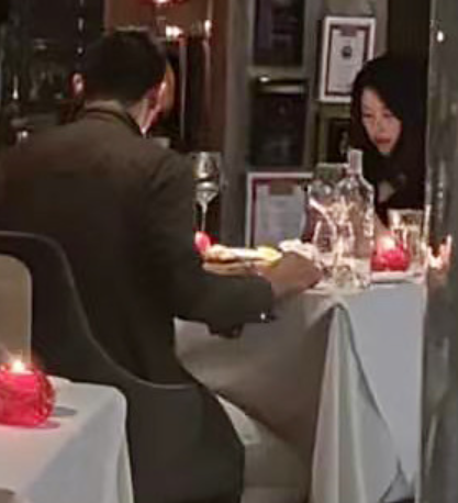 李兰迪|朱珠出月子后首现身，和老公一起吃烛光晚餐，朱珠身材已完全恢复