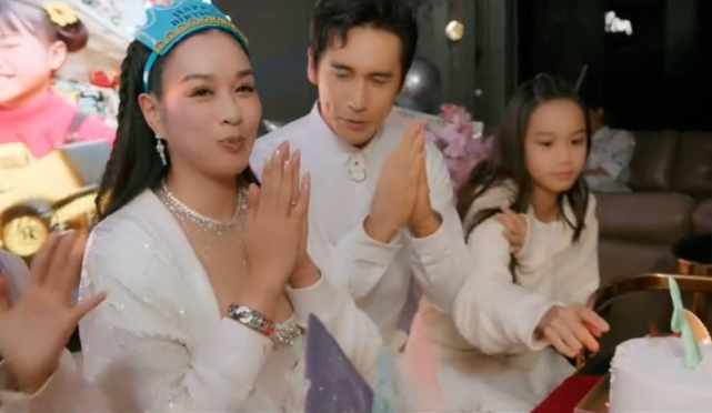 钟丽缇|51岁钟丽缇晒庆生照，和张伦硕贴脸合影秀恩爱，结婚五年仍未孕