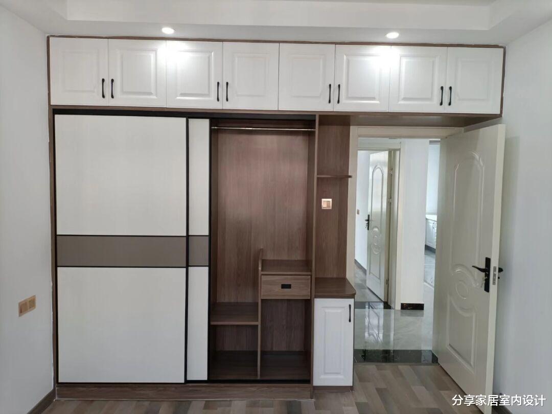 |第一次装修新房，吊顶贴了金属线条很大气，还没布置家具也很喜欢