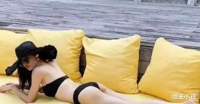 冯小刚|冯小刚捧红，成龙接着捧，洪金宝排队等着捧，真不愧“天选之女”