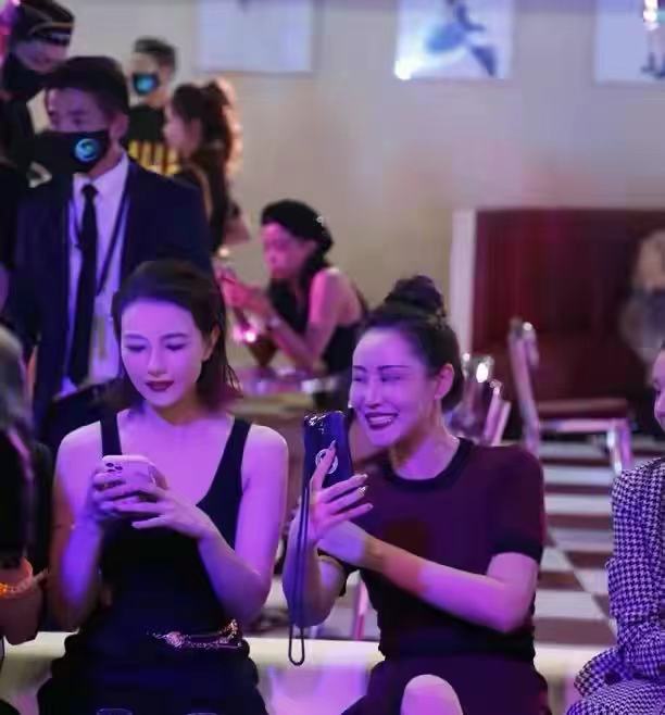 加菲猫说时尚|高圆圆晚会秀性感！穿露背裙踩20cm恨天高脚面成直角，太让人心疼了