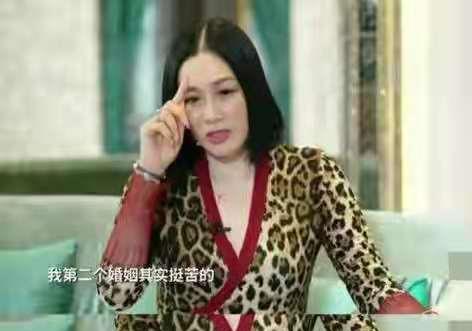 长脖子爸比说|钟丽缇23岁儿大方晒照片，对镜头一脸笑容，被指太大胆