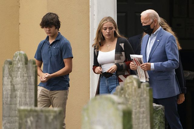 全球时尚风行 拜登带孙子孙女们齐亮相！21岁大孙女穿拼色开衫好美，不输伊万卡