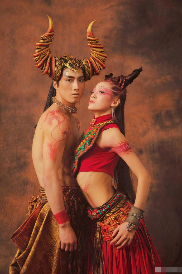 杨丽萍|杨丽萍与男徒弟同框亲昵，豪宅庭院极阔气，网友：人老有小男人陪