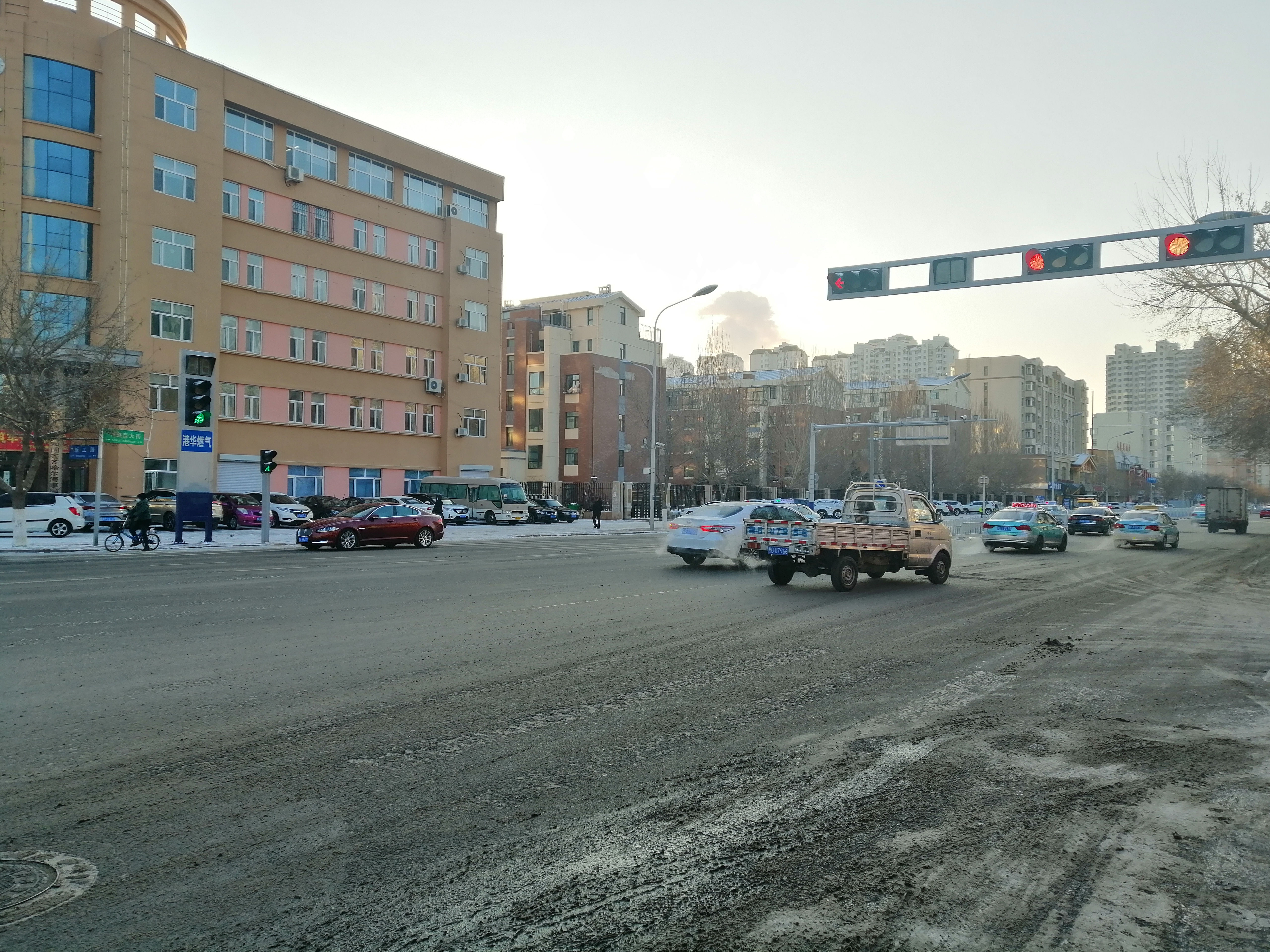 szfreeman 眺望白色煙柱扶搖直上，雪地里走著，慢慢地就白了頭