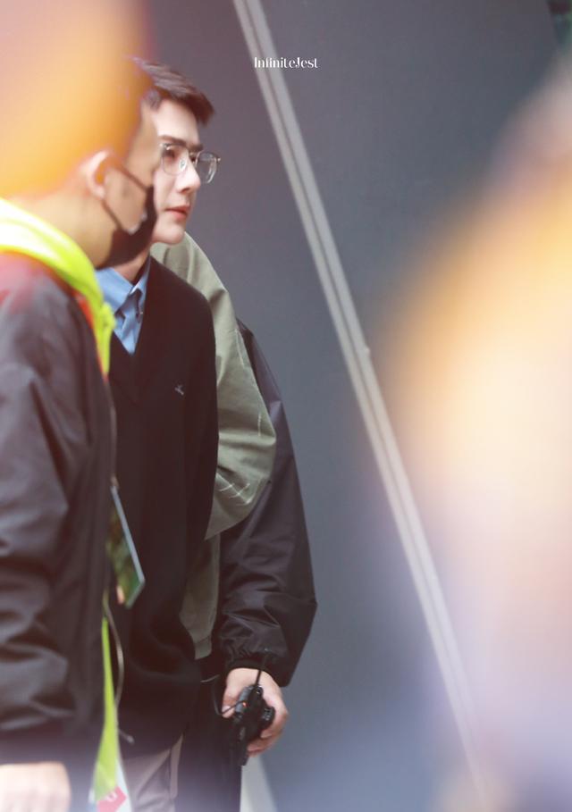 眼镜|王一博，每次戴眼镜都不一样的感觉！还有这头发怎么突然长长了