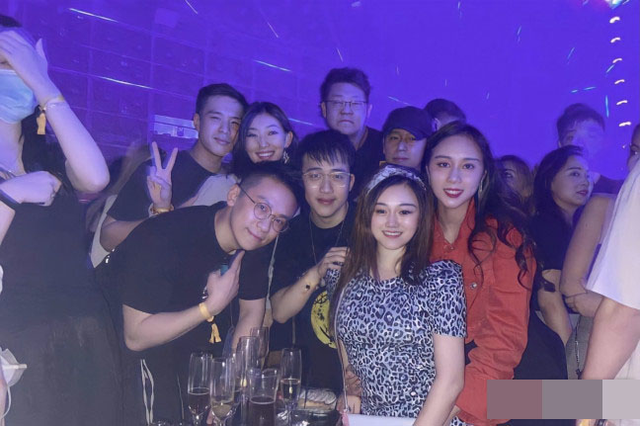时尚风行派|赌王千金何超欣过生排面超大！穿V领黑裙性感又美艳，布置超豪华