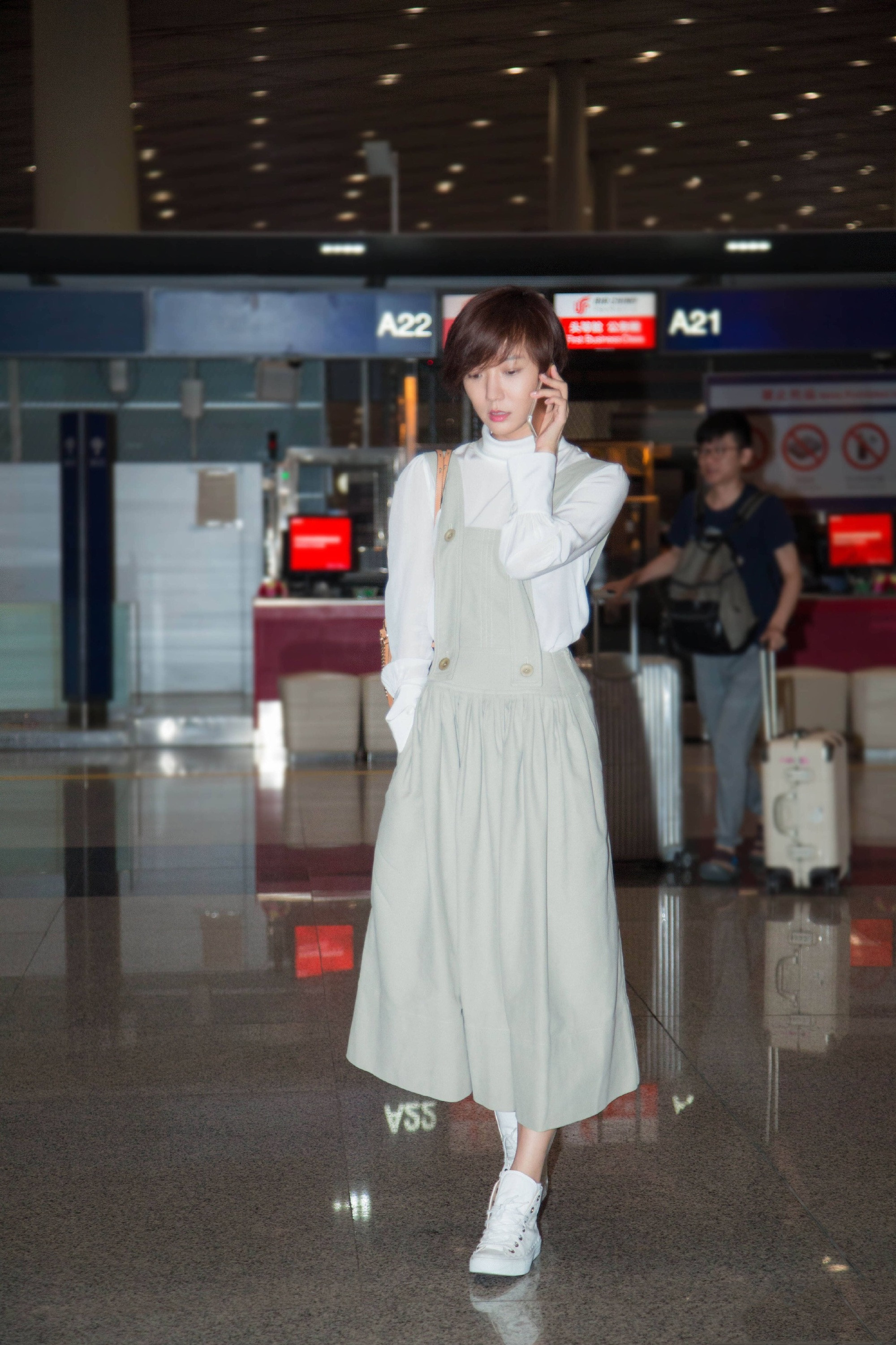 八只爪的猫|王珞丹真不像84年的，短发比男孩还帅，叠穿连衣裙真像邻居家妹妹