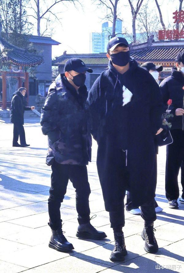 赵英俊|群星穿黑衣送别赵英俊！薛之谦太憔悴，柳岩穿一身白人群里太显眼