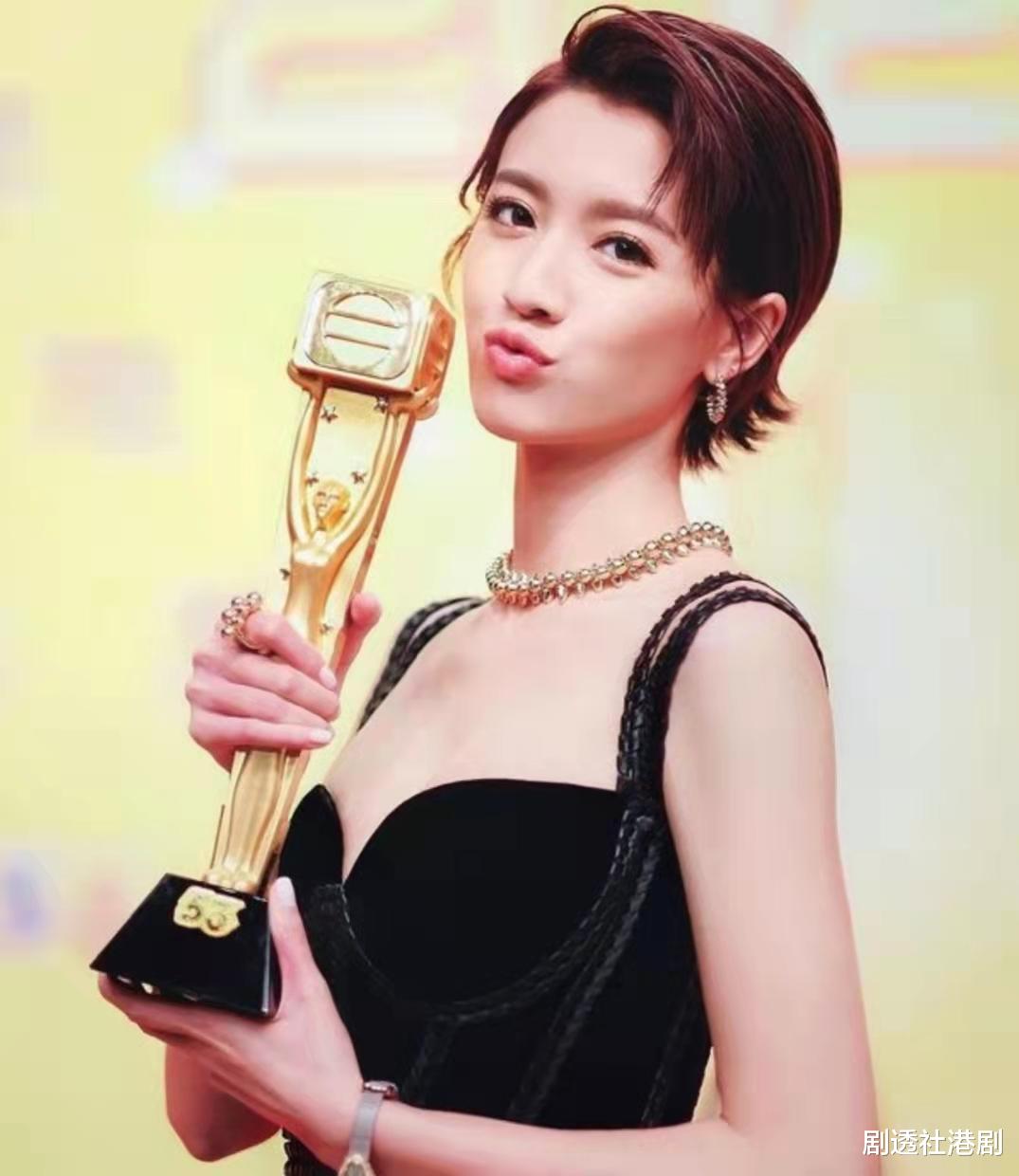 蔡思贝|被指左右逢源忽然富贵，90后TVB视后霸气回应传闻：我的确很富贵