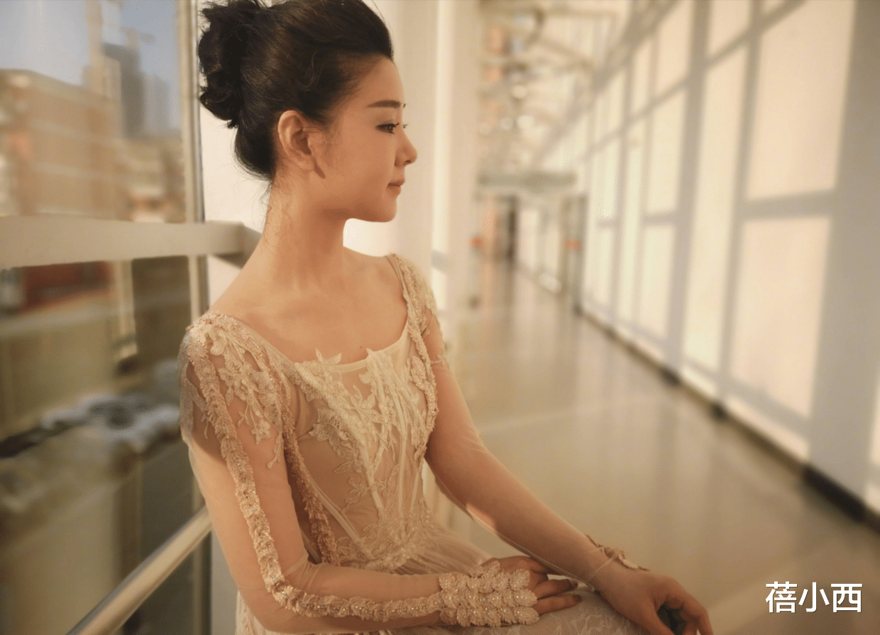 蓓小西|李小萌瘦了更有“尤物资本”，一袭裸色纱裙配盘发，显得身段更好