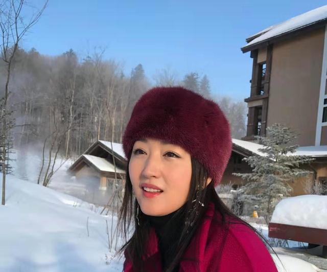 杨钰莹|48岁杨钰莹一身粉色束腰长裙完美身形勾勒出来