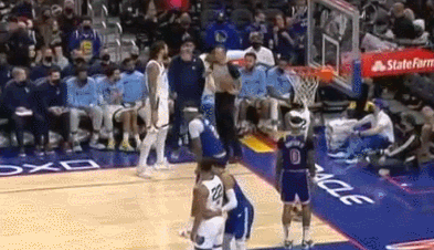 灰熊隊|懵了！鄧肯事件重演，灰熊大將替補席突吃技犯，攤手表示不可理解