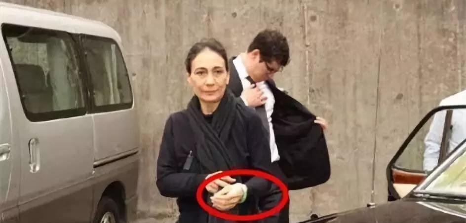 梁安琪|赌王何鸿燊离世，何超琼能压制住梁安琪，为何压制不住何超贤