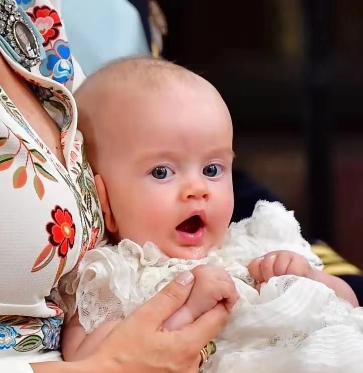 当年的明月|瑞典王室最美小公主穿妈妈的粉裙，参加王子的洗礼仪式，真有范