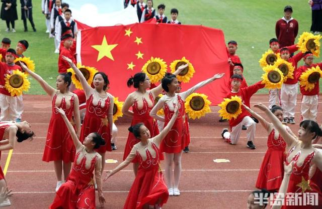 半島新聞客戶端 燃起來(lái)！市南區(qū)實(shí)驗(yàn)小學(xué)運(yùn)動(dòng)會(huì)開(kāi)幕，學(xué)生多才多藝演繹異域風(fēng)情