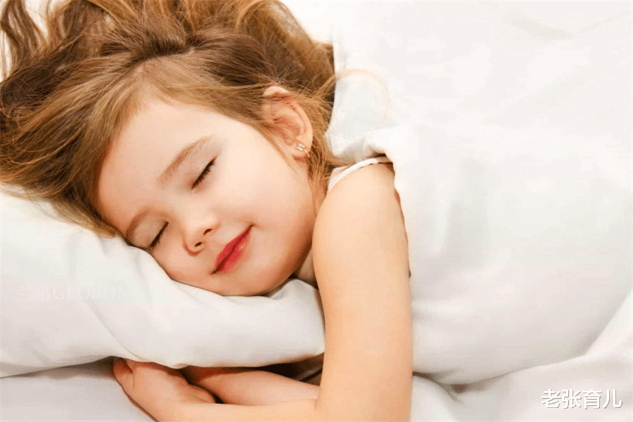 老张育儿|宝宝何时用枕头好？读懂这些“信号”很重要，宝妈们不妨看看