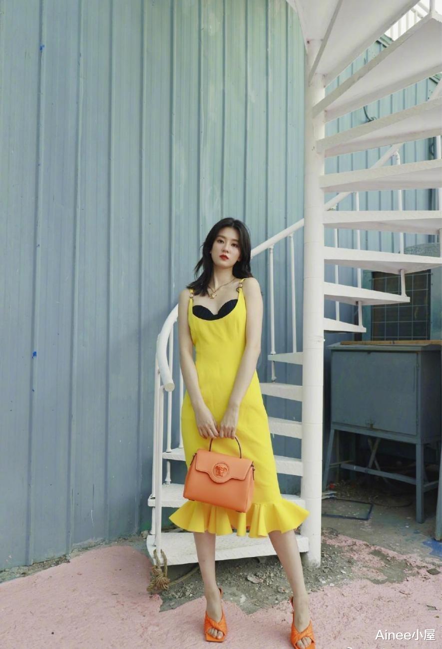 Ainee小屋 乔欣穿衣不掩富贵气质，红色泡泡袖短裙好抢眼，迷你身材裹得挺紧