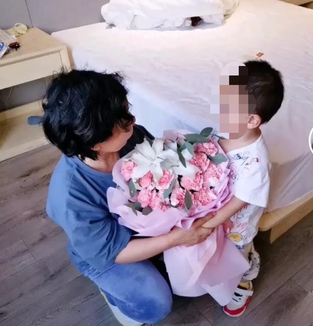 新兴火山 对许敏避而不见,杜新枝穿着熊磊买的新衣笑容满面,还玩起直播来