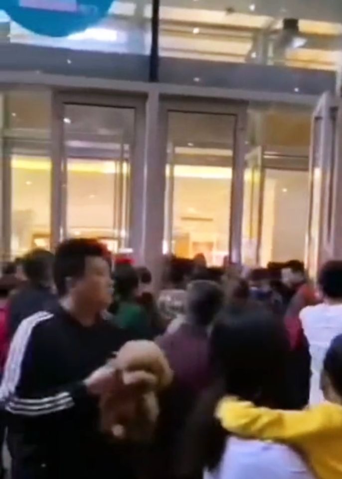 民生小鱼 重庆：一老太太逼女店员下跪写道歉信，惹怒周围客人，被堵在店里