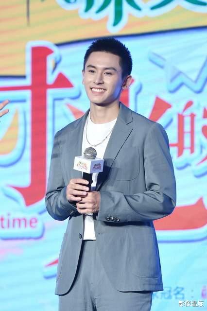 张哲瀚|张哲瀚遭全网痛批，但有作家发文“强烈支持”！网友：呆在美国请闭嘴