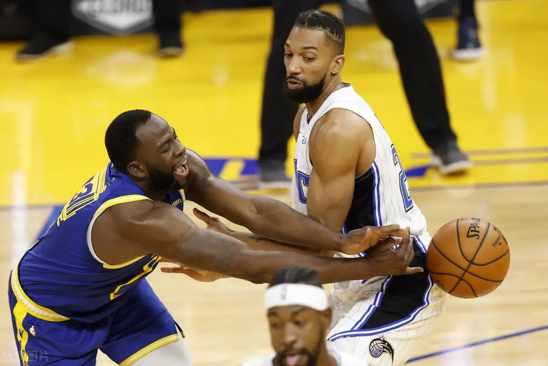 斯蒂芬·库里|破案了！库里随性一抛，慢镜回放，球迷也表示不可思议！