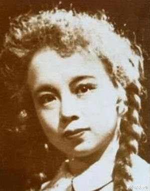 容嬷嬷|“容嬷嬷”年轻时竟是校花？本以为是开玩笑，看到照片后被惊艳了