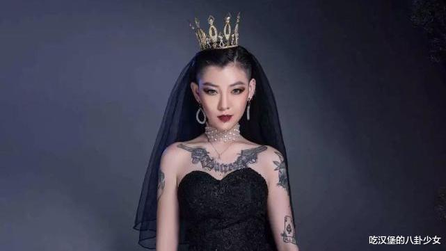 黑色婚纱|结婚之时执意要穿“黑色婚纱”，如今的她剪了短发卸了浓妆