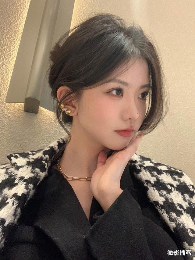 吕珊|《机智的恋爱》乌兰分享和女友的亲密合照，女孩很漂亮，心疼吕珊