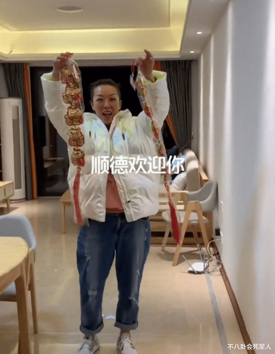 电影|香港艺人内地捞金群像：4年赚千万回香港买豪宅，一次直播赚6万