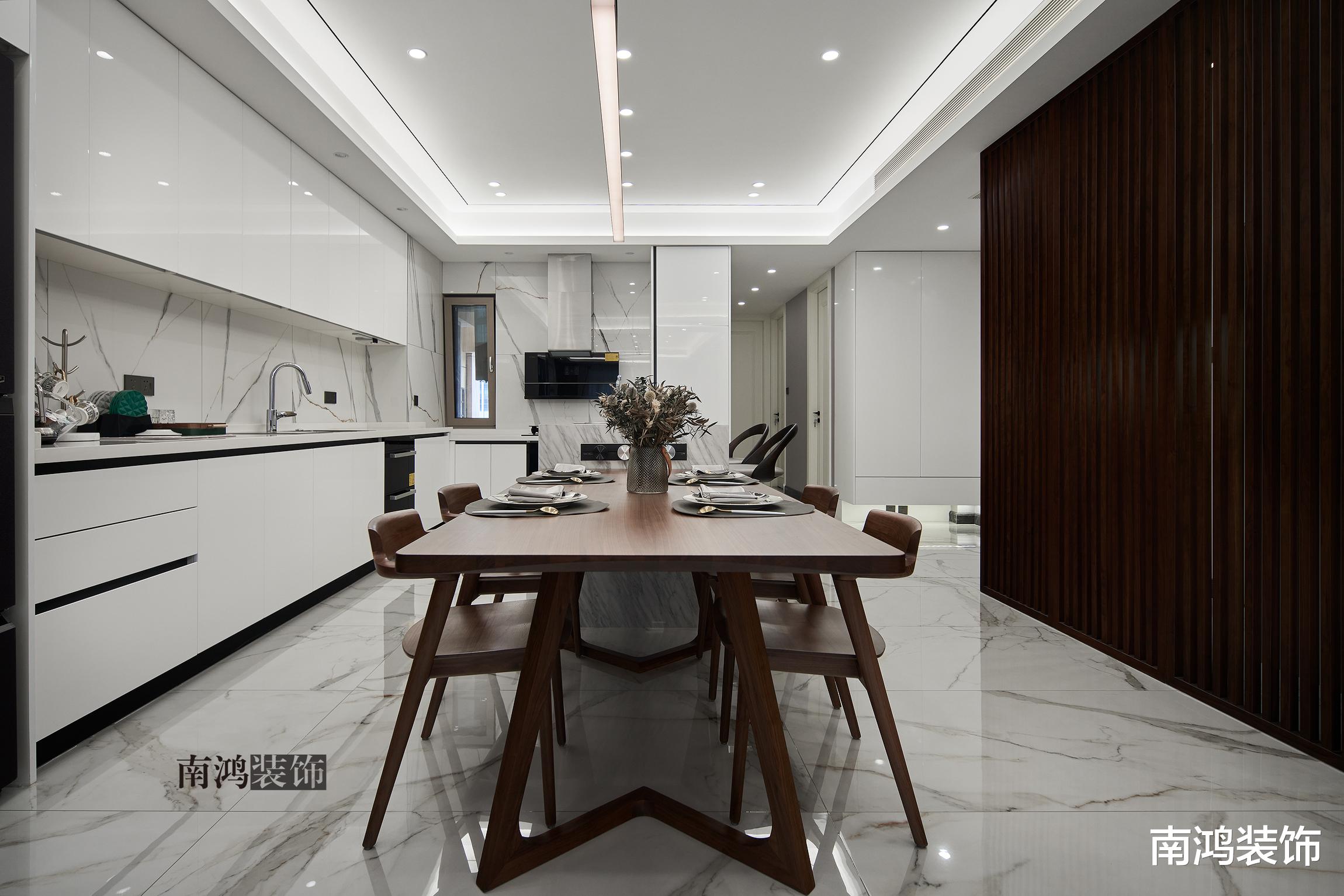 192㎡三室两厅,胡桃木引领潮流,开放式餐厨是真的香!