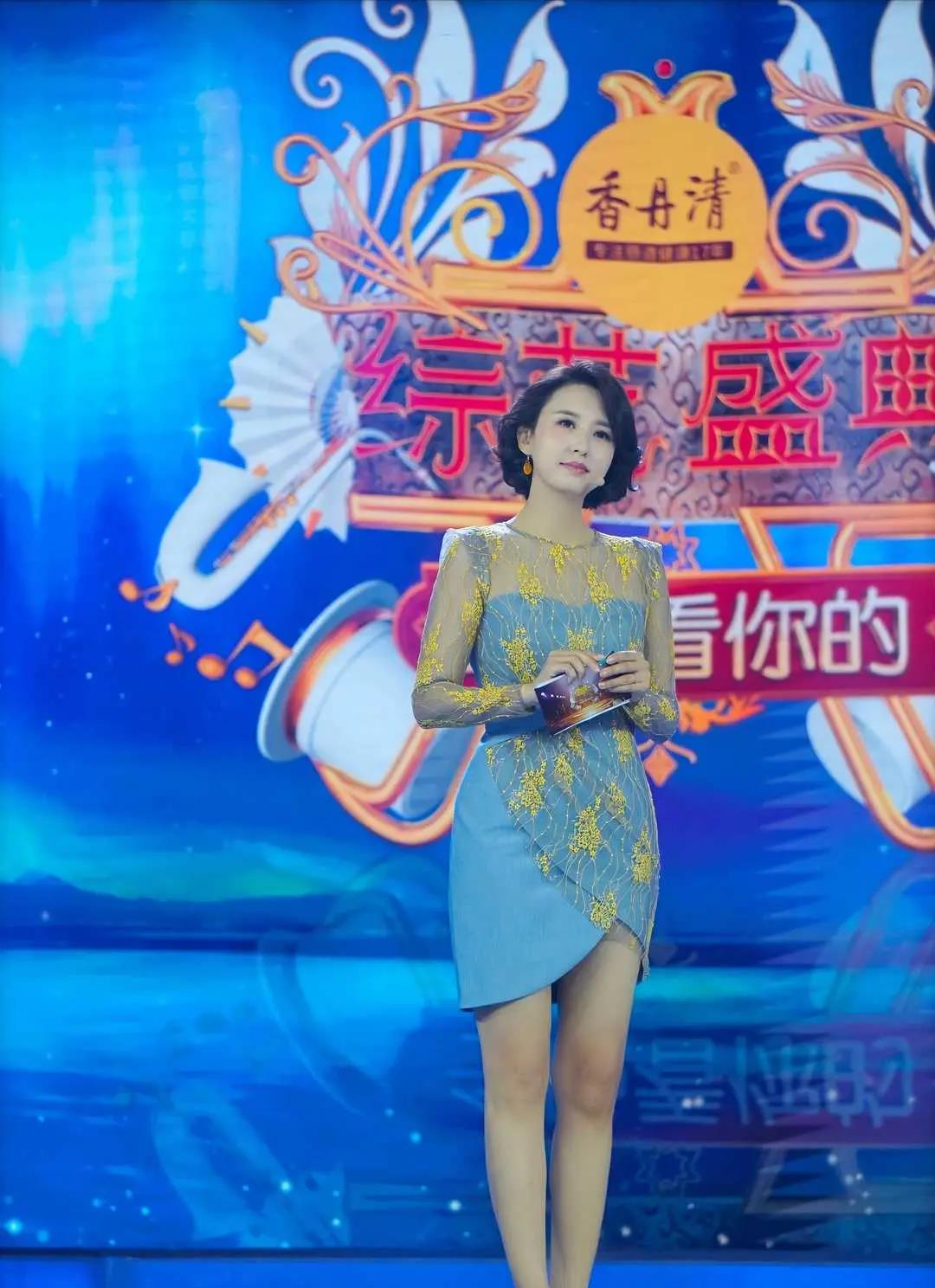 张蕾|张蕾不愧是主持人,穿紧身连衣裙秀出玉女腿,身材颜值都不差