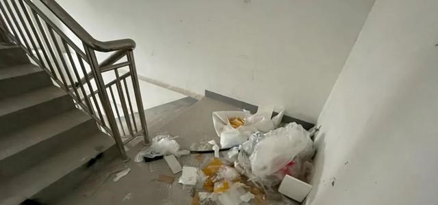 镇江|开发商资金断裂！镇江这家楼盘施工停滞，商业荒废！