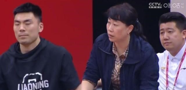 王芳|看到儿子被犯规，胡妈妈一直强忍泪水，张妈妈则差点冲进场内开骂
