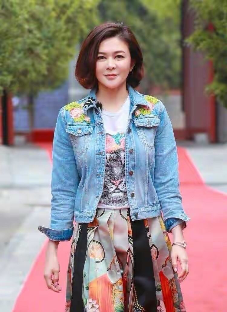 牛仔 关之琳越穿越年轻,牛仔衣里挂大金链子,配酒红色短发又美又飒