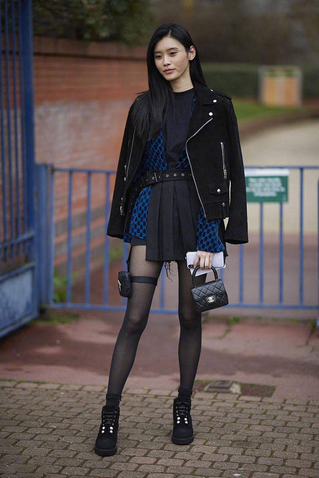 穿衣搭配|35岁的薇娅身材高挑纤瘦，穿黑T恤搭配黑色破洞工装裤，又飒又美