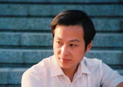 罗京|罗京：48岁去世，葬礼现场李瑞英表情痛苦，妻子改嫁儿子留学美国