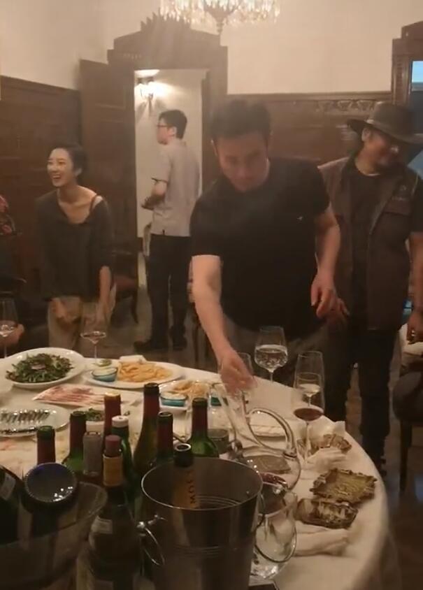 桂纶镁|胡歌廖凡桂纶镁私下聚会，室内抽烟被助理强行收走，众人热舞心情好