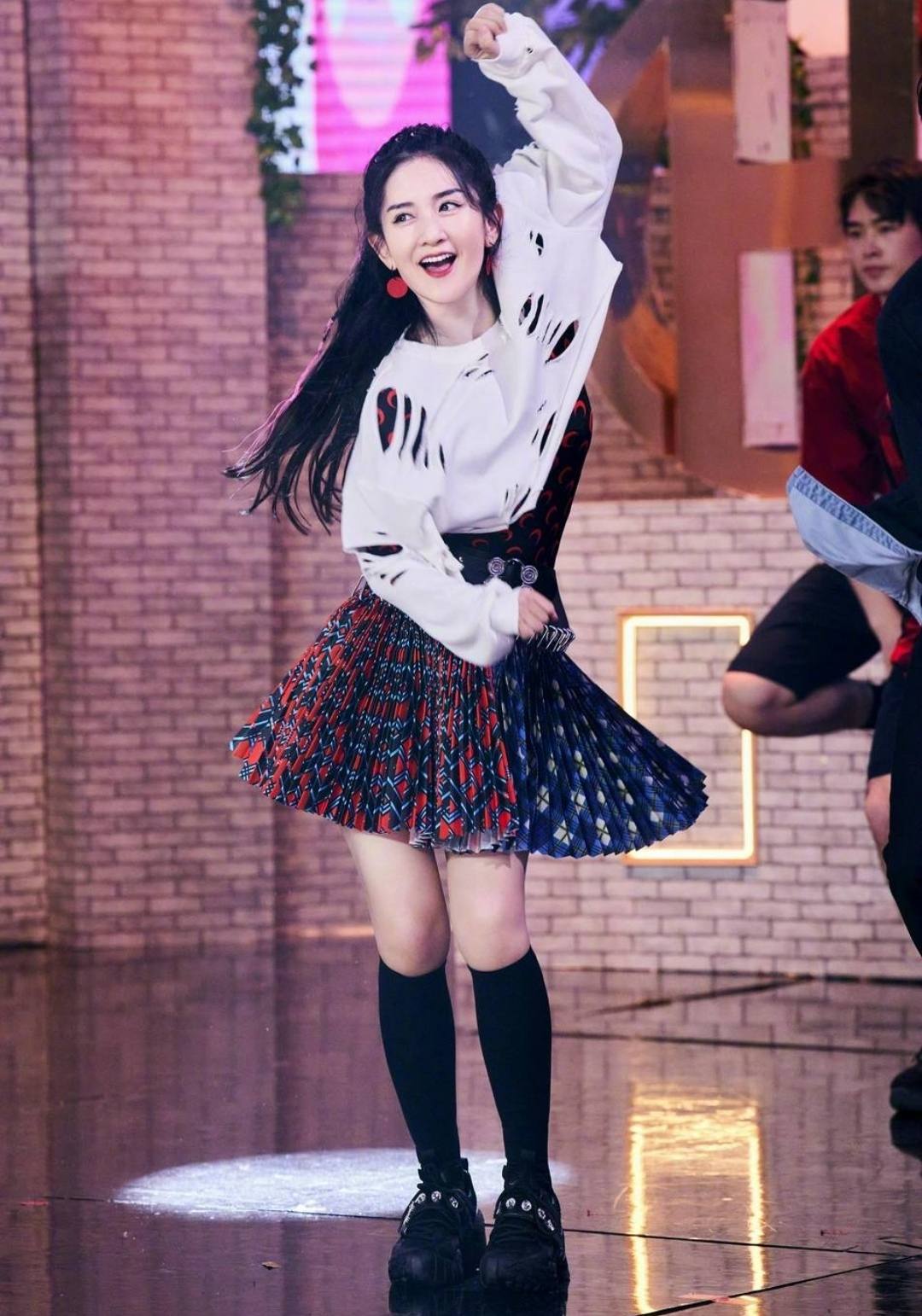潮帮先生|谢娜产后恢复得真好,穿短裙热舞“蚂蚁腰”抢镜,看不出是三娃妈