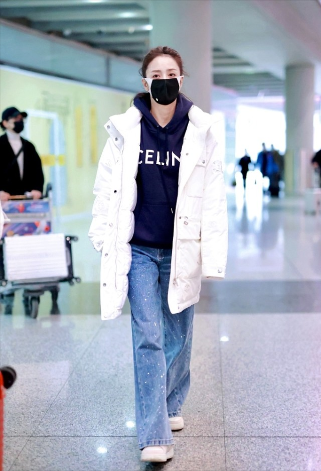 王力宏|佟丽娅越穿越年轻了，这三组搭配时髦减龄，造型看着就很舒服