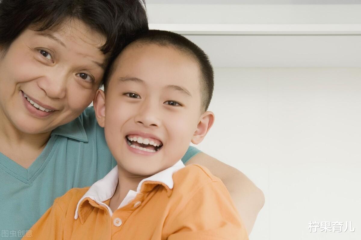 柠果育儿|2岁孙子不小心烫伤，宝妈把怒气撒在奶奶身上，奶奶的回答很打脸