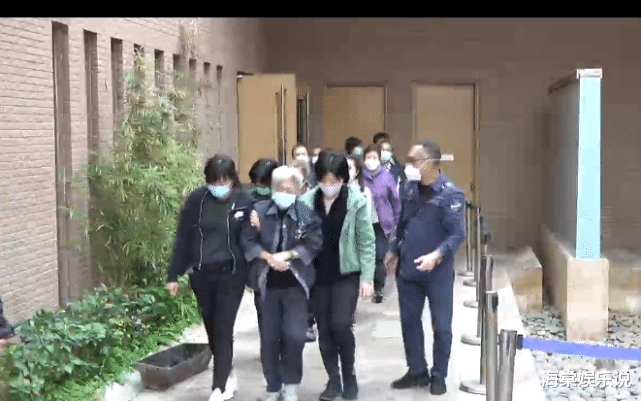 吴孟达|吴孟达出殡90岁母亲现身!白发人送黑发人神色悲伤,画面太悲伤