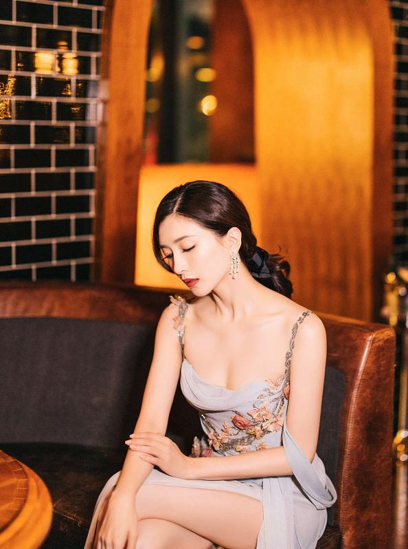 江疏影|江疏影晒“腿特长”精修照，无意看到她的脚趾头：我眼睛不干净了