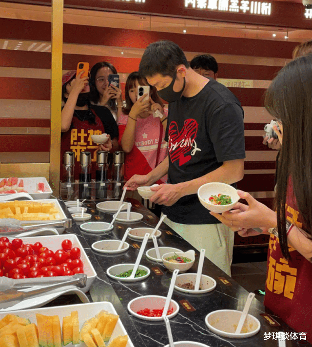 许昕 受欢迎！许昕在上海吃火锅，被漂亮女粉丝争相拍照，许昕不为所动