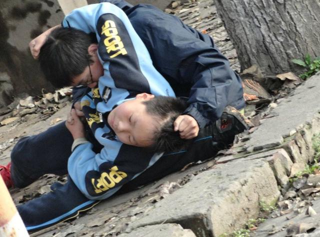 然褚沛文 15岁女孩被扇50耳光，因没及时应答同学，打人者戾气从哪里来