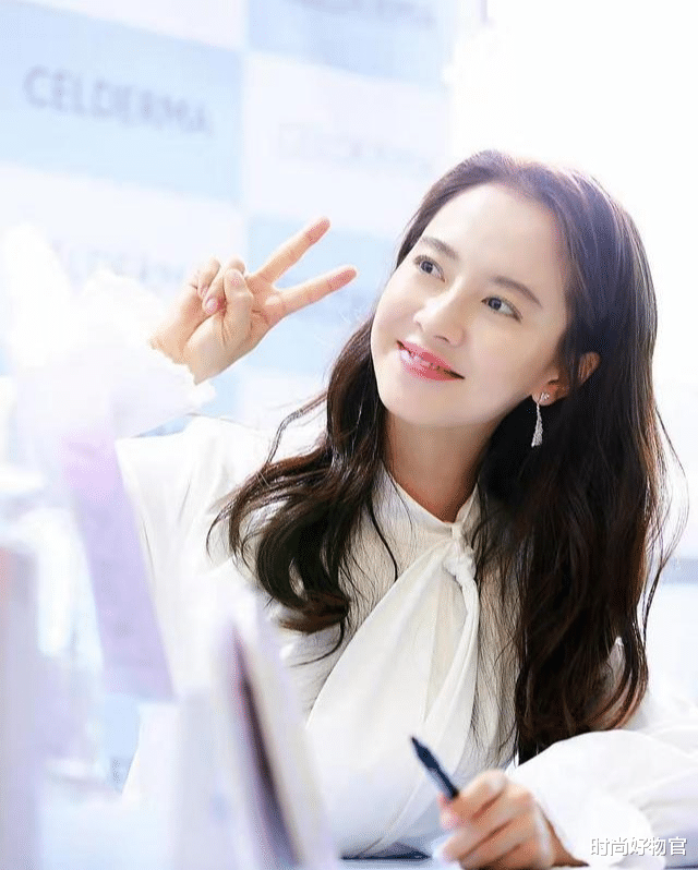 时尚好物官|林允儿不愧是“绝世美颜”，出道12年一直美，生图下皮肤吹弹可破